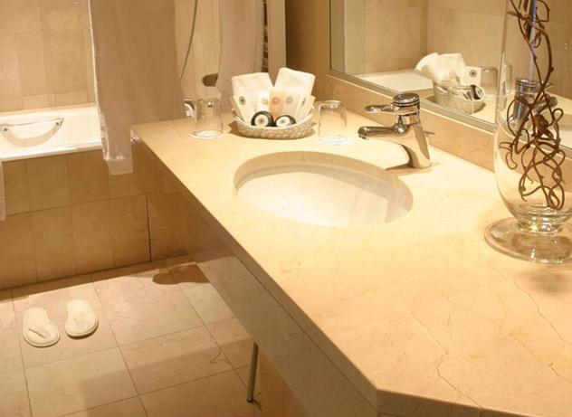 B4 Grand Hotel Lyon ليون