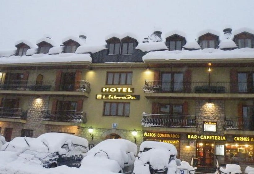 Outside Hotel Llibrada Benasque