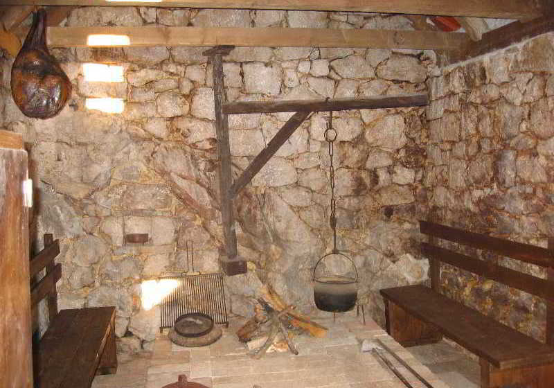 Hotel Apartmani Seljacka Kuca Omis