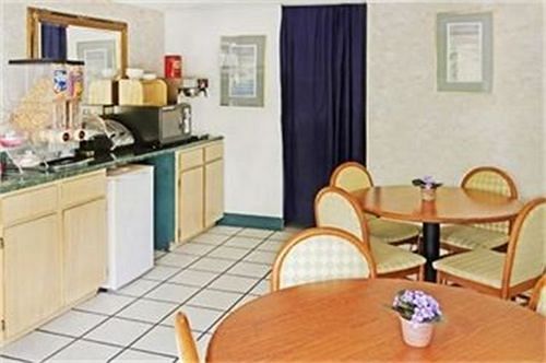 Hotel Airport Inn Parking Vandalia The Best Offers With Hotel Airport Inn Parking Vandalia